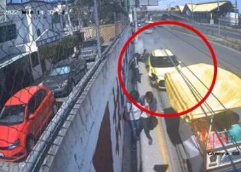 Video: ¡Desquiciado arrolla a motociclistas y puesto de papas, MURIÓ un NIÑO!
