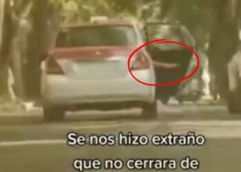 Video: ¡Terror!, mujeres ESCAPAN de taxi en movimiento en CDMX