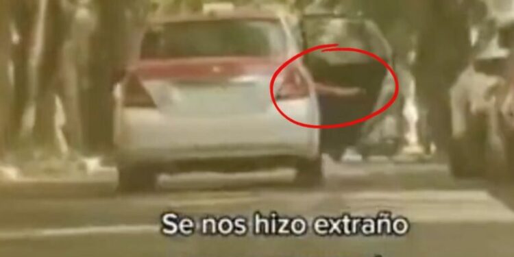 Video: ¡Terror!, mujeres ESCAPAN de taxi en movimiento en CDMX