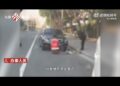 Video indignante: obligan a ANCIANITO barrendero a arrodillarse por “ensuciar” auto