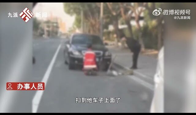 Video indignante: obligan a ANCIANITO barrendero a arrodillarse por “ensuciar” auto
