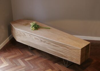 Compran ataúd y descubren que venía ¡CON TODO Y MUERTO!