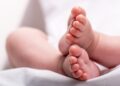 BEBÉ que MUERE por anemia aguda; padres dicen que se ahogó
