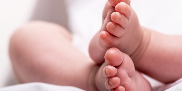 BEBÉ que MUERE por anemia aguda; padres dicen que se ahogó