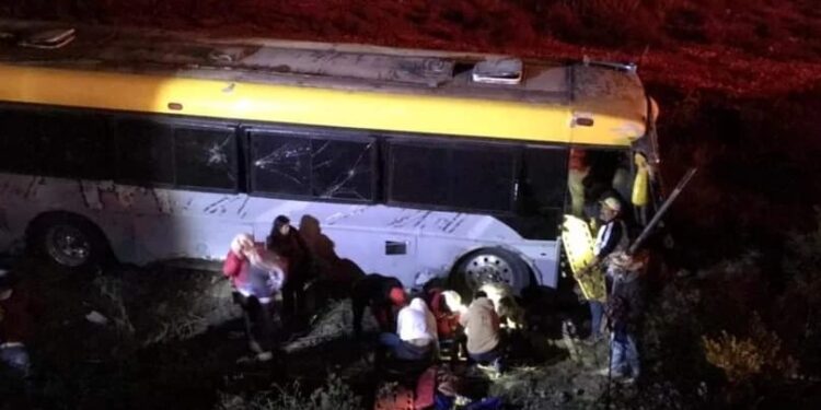 Vacaciones del terror: camión CAE a barranco en Real de Catorce