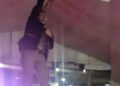 Video: ¡Cantante se ELECTROCUTA en pleno SHOW en CDMX!