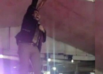Video: ¡Cantante se ELECTROCUTA en pleno SHOW en CDMX!