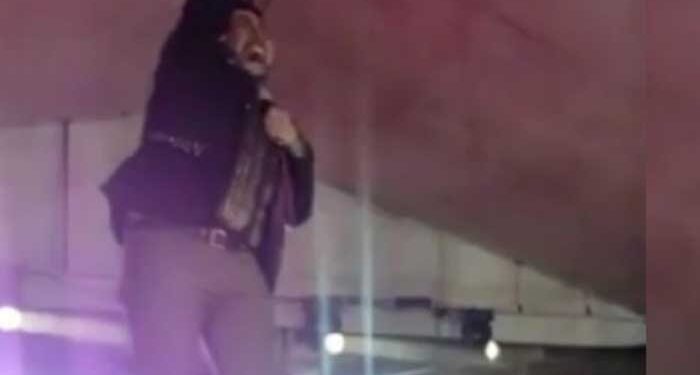 Video: ¡Cantante se ELECTROCUTA en pleno SHOW en CDMX!