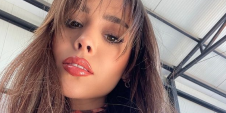 Danna Paola sufre accidente en concierto y ¡cantó con la cabeza vendada!