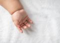 ¡Muere BEBITO de niña que PARIÓ afuera de hospital en Chiapas!