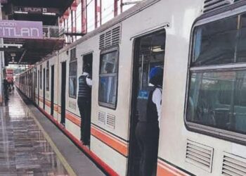 Milagro: ANCIANITA se lanza a las vías del Metro y logra SOBREVIVIR