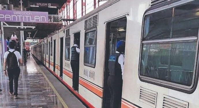 Milagro: ANCIANITA se lanza a las vías del Metro y logra SOBREVIVIR