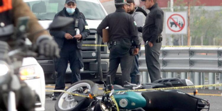 Ve MORIR a su padre motociclista al ESTRELLARSE contra puerta de auto