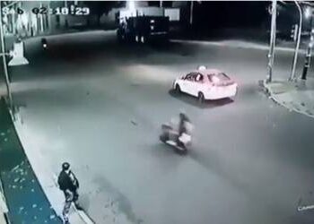 Video: MENORES en «moto» chocan contra tráiler y ¡MUEREN al instante!