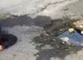 Va de “nuez”: Mujer CAE a coladera al huir de ASALTANTES en CDMX