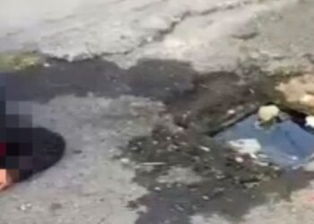 Va de “nuez”: Mujer CAE a coladera al huir de ASALTANTES en CDMX  