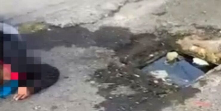 Va de “nuez”: Mujer CAE a coladera al huir de ASALTANTES en CDMX