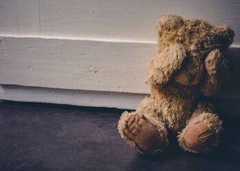 Pequeño MUERE defendiendo su hermana de tío VIOLADOR