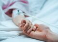 Pervertido VIOLA a mujer en hospital mientras ella estaba INCONSCIENTE