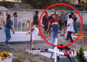 Video: ¡Pelean terrenos a “pedradas” frente a la tumba de la abuela!