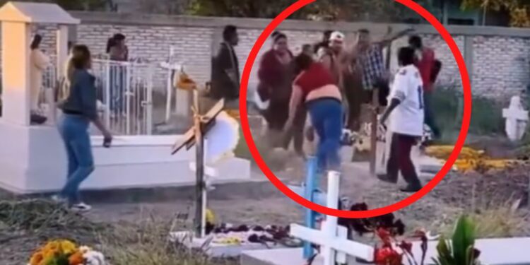Video: ¡Pelean terrenos a “pedradas” frente a la tumba de la abuela!