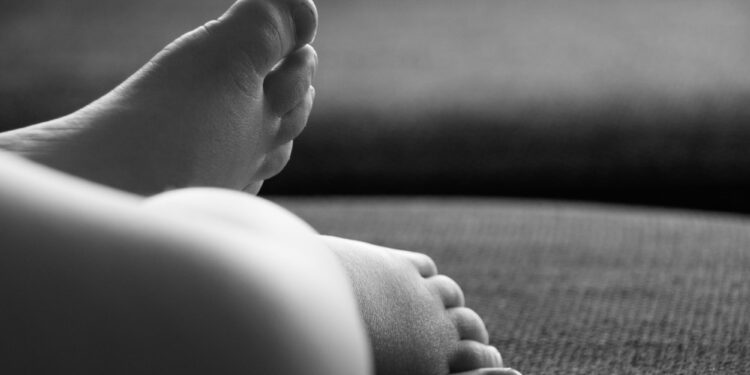 Pensaba que eran DEMONIOS: MATA a sus BEBÉS de 3 años y 11 meses en NY