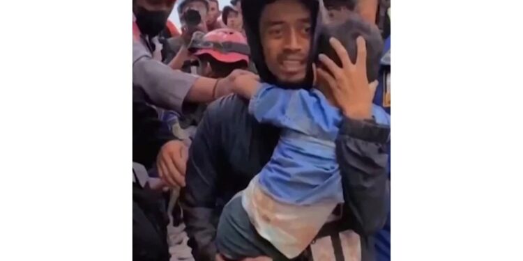 ¡Milagro!, NIÑO SOBREVIVE 2 días entre los escombros en Indonesia