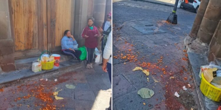 ¡No se vale!, inspectores tiran taquitos a vendedora en Querétaro