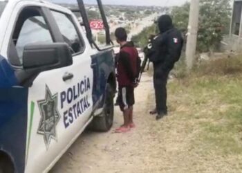 ¡Agarra a su mujer a MACHETAZOS por llegar con «CHUPETONES» en Victoria!