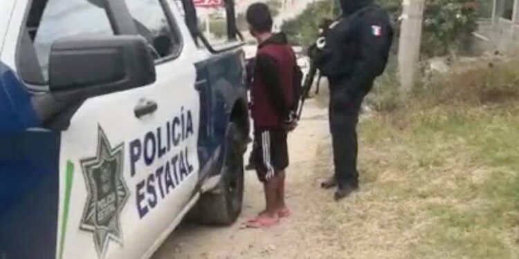 ¡Agarra a su mujer a MACHETAZOS por llegar con «CHUPETONES» en Victoria!