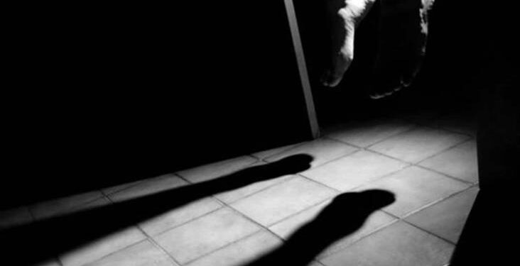 ¡Desgarrador!, halla a su padre AHORCADO con un cinto en Victoria