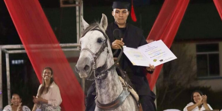“Siempre me llevó a clases”: joven se gradúa montado en leal caballo