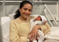 Cigüeña exprés: mujer no sabía que estaba embarazada y da a luz en avión