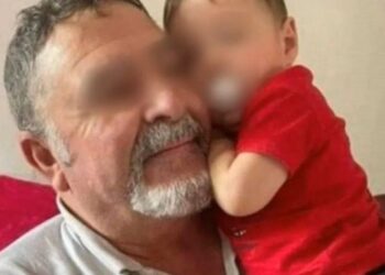 Abuelito MUERE de infarto, NIETECITO se queda junto al cadáver y fallece también