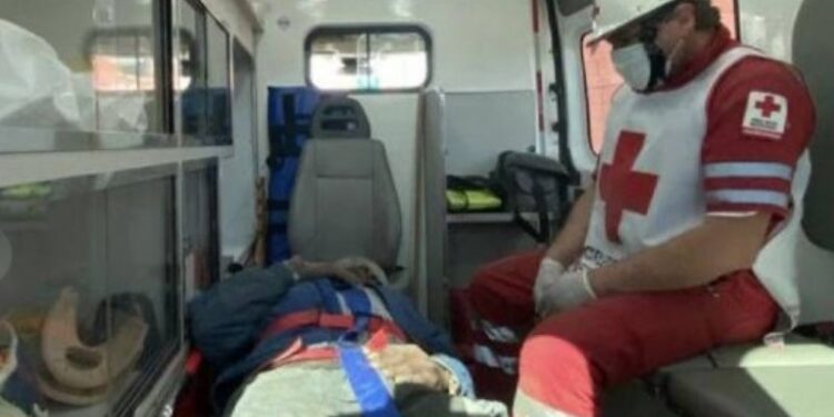 ¡Viejos los cerros!, abuelito CAE a arroyo y SOBREVIVE 3 días a la intemperie