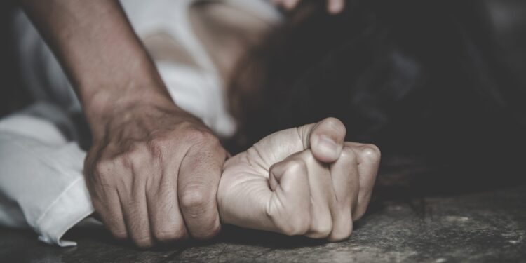 Demonio en casa: VIOLA a su hija y procrea 2 HIJOS con ella