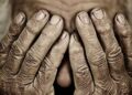 Año Nuevo en el olvido: ABUELITA pide dinero en la calle; sus hijos la olvidaron