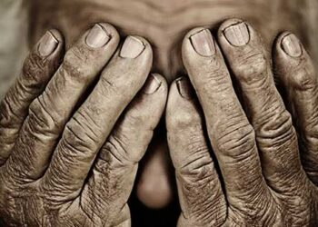 Año Nuevo en el olvido: ABUELITA pide dinero en la calle; sus hijos la olvidaron
