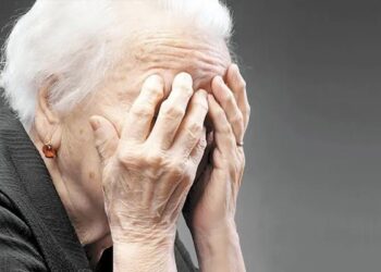 Ancianita enferma demanda a sus 3 hijos por negarse a cuidarla