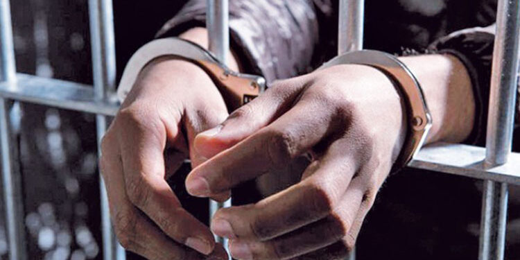 ASESINA sin piedad a su mujer EMBARAZADA; papás lo entregan a la policía