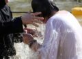 ¡Se los tragó el agua!, 14 personas MUEREN ahogadas en río al ser bautizadas