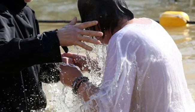 ¡Se los tragó el agua!, 14 personas MUEREN ahogadas en río al ser bautizadas