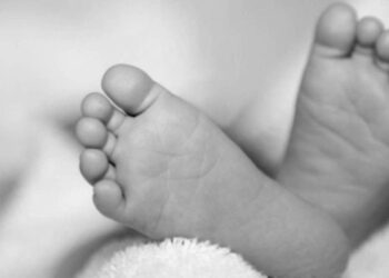 Querían intimidad, descuidan a su BEBÉ y MUERE asfixiado en una caja