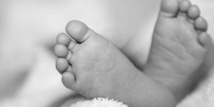 Querían intimidad, descuidan a su BEBÉ y MUERE asfixiado en una caja