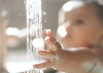 Descuida a su BEBÉ unos segundos y la halla AHOGADA en tina