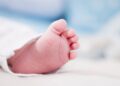 BEBÉ de 5 meses está GRAVE tras horrible accidente en el que murieron sus padres