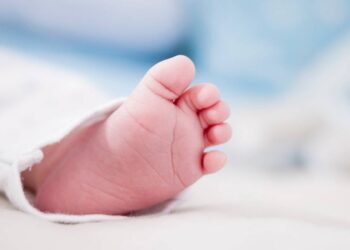 BEBÉ de 5 meses está GRAVE tras horrible accidente en el que murieron sus padres