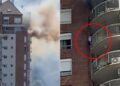 Video: Niño desesperado se CUELGA de balcón para salvarse de MORIR en incendio