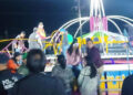 Jovencita CAE de juego mecánico en la feria y sufre terribles HERIDAS