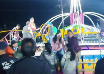 Jovencita CAE de juego mecánico en la feria y sufre terribles HERIDAS